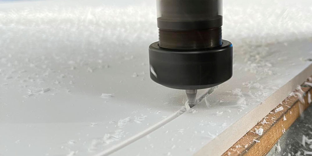 máquina de CNC a fazer uma passagem no material de PVC