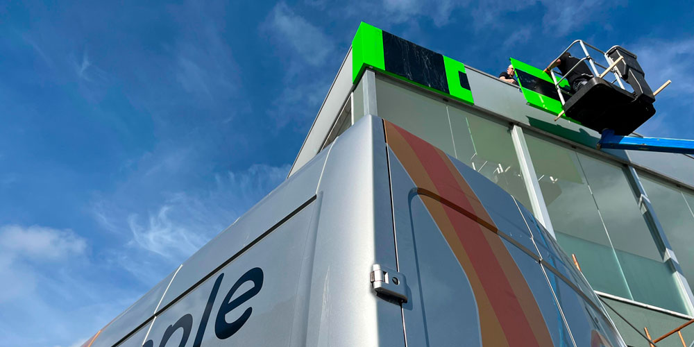 Instalação de elementos em local de obra pela equipa da simpleshine