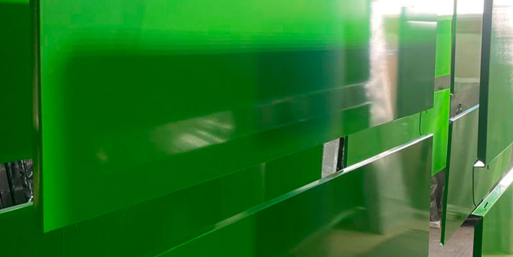 Painéis quinados em estufa a secar após pintura na cor verde